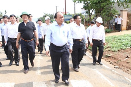 Nguyen Xuan Phuc contrôle la construction de la route Ho Chi Minh - ảnh 1