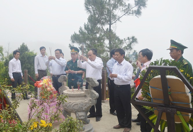 Nguyen Xuan Phuc se rend au tombeau du général Vo Nguyen Giap - ảnh 1