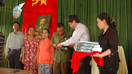 Cadeaux de VOV aux familles méritantes de la province de Ca Mau - ảnh 1