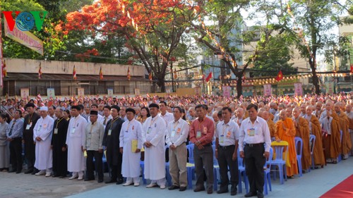 Le Vesak 2014 en l’honneur du 2558ème anniversaire de Bouddha - ảnh 1