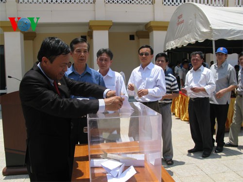 Les Vietnamiens au Laos tournés vers la mer et les îles du pays - ảnh 1