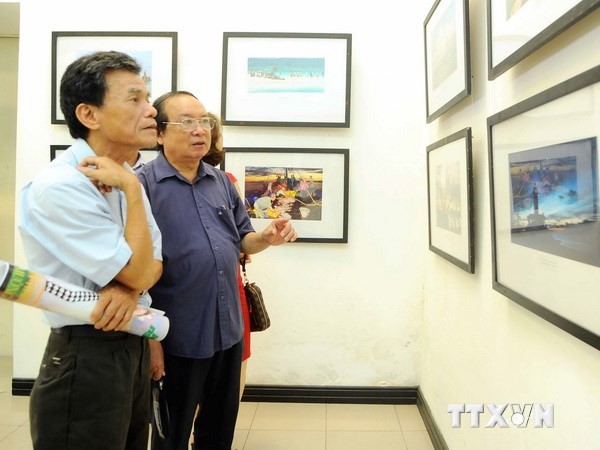 Exposition de photos et d’archives « La mer et les îles de la Patrie »  - ảnh 1