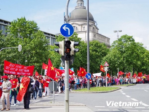 Les Vietnamiens en Allemagne s'orientent vers la mer et les îles du pays natal - ảnh 1