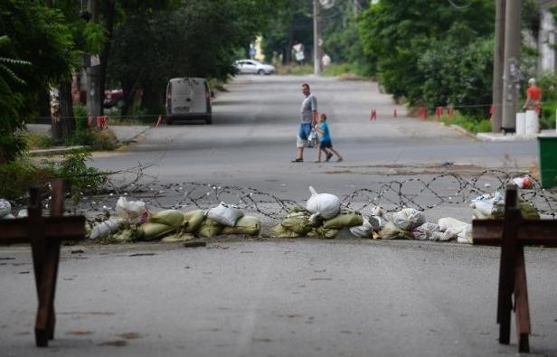 Ukraine: Porochenko pour des couloirs humanitaires, début possible d'une désescalade - ảnh 1