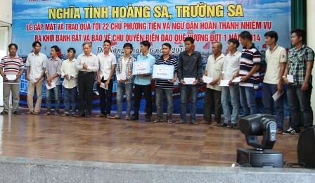 Remise de 223 cadeaux aux propriétaires des navires de pêche et aux pêcheurs - ảnh 1