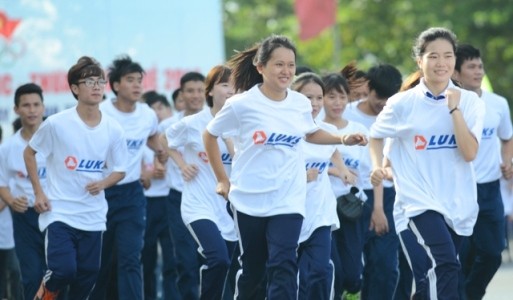 Plus de 2300 sportifs participent à la journée d’Olympique  - ảnh 1