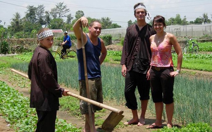 Les touristes se mettent dans la peau d’un paysan vietnamien à Hoi An - ảnh 3