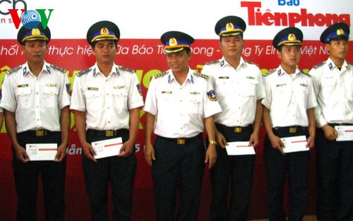 Danang : venir en aide aux proches des policiers maritimes et des surveillants halieutiques - ảnh 1