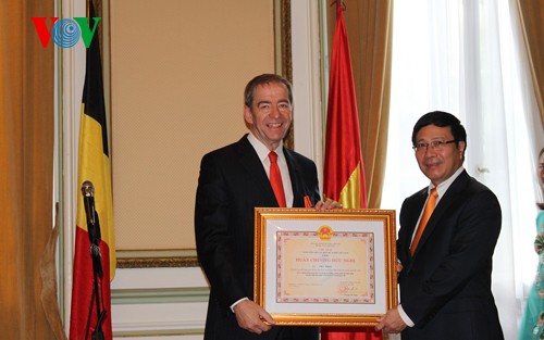 Remise de l’insigne de l’amitié aux diplomates belges  - ảnh 2