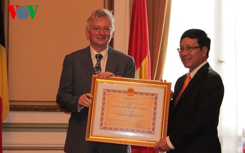 Remise de l’insigne de l’amitié aux diplomates belges  - ảnh 1