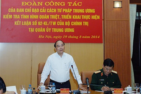 Nguyen Xuan Phuc exige de diminuer l’effectif des organes d'enquête de l'armée - ảnh 1