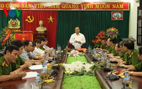 Journée traditionnelle de la police vietnamienne : Nguyen Xuan Phuc exprime ses voeux - ảnh 1