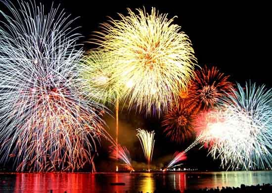 Hanoi : feux d'artifice pour célébrer le 60ème anniversaire de la libération de la capitale - ảnh 1