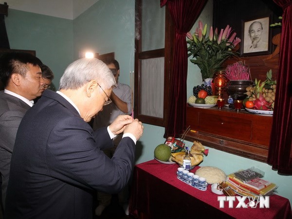 Nguyen Phu Trong offre de l’encens en mémoire du président Ho Chi Minh  - ảnh 1