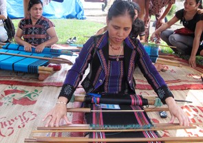 Le tissage zeng : plus qu’une tradition, une manne - ảnh 1