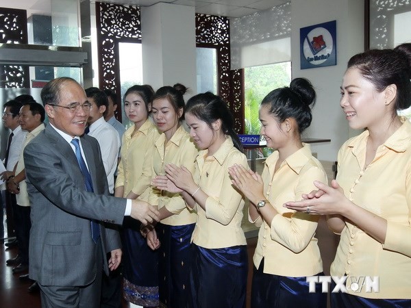 Nguyen Sinh Hung rencontre des investisseurs vietnamiens au Laos - ảnh 1