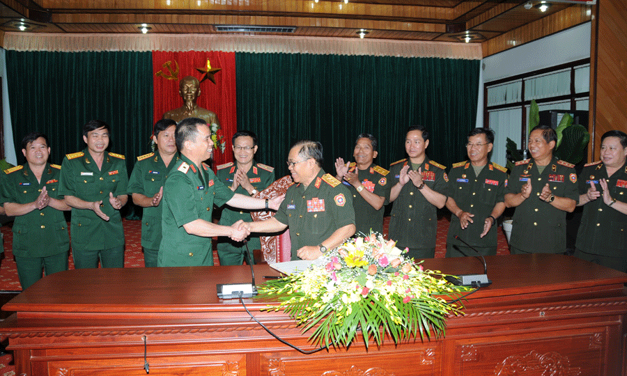 Le ministre laotien de la Défense en visite au Vietnam  - ảnh 1