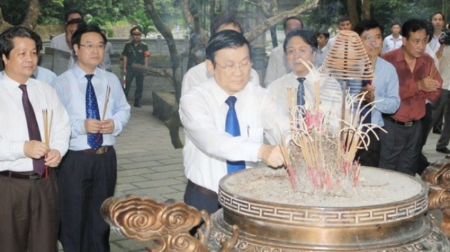 Il y a 60 ans, le président Ho Chi Minh visitait les temples des rois Hung - ảnh 1