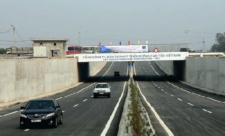 Nguyen Tan Dung assiste à l’inauguration de l’autoroute Noi Bai-Lao Cai - ảnh 2