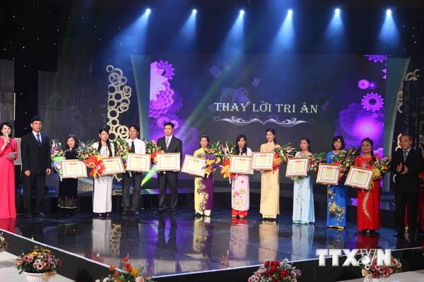 Célébration de la journée des enseignants vietnamiens - ảnh 1