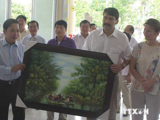 Le président hongrois en visite à Tien Giang - ảnh 1