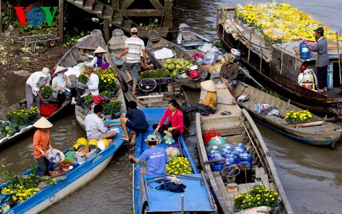 Marché flottant Cai Be, une destination touristique originale du Sud-Ouest - ảnh 2