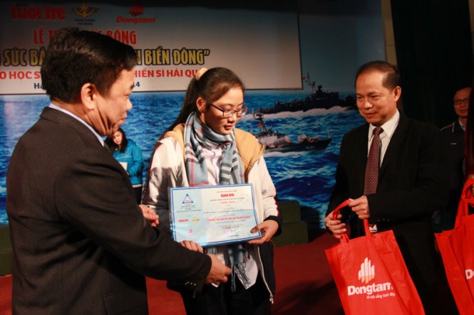 Remise des bourses aux enfants des marins  - ảnh 1