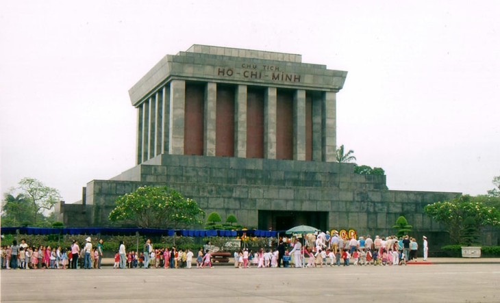 Des milliers de personnes venues rendre hommage au président Ho Chi Minh  - ảnh 1