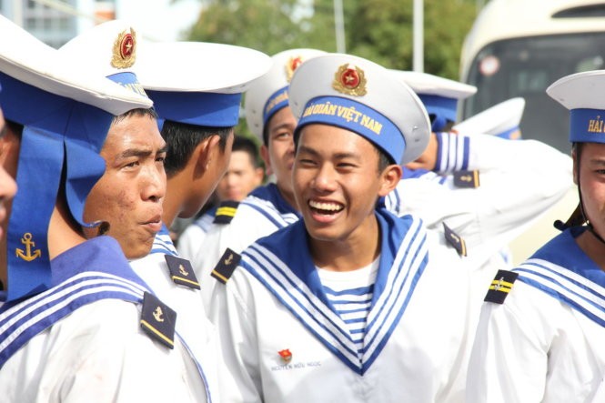 Le premier navire de cadeaux du Têt arrivé à Truong Sa Dong - ảnh 1