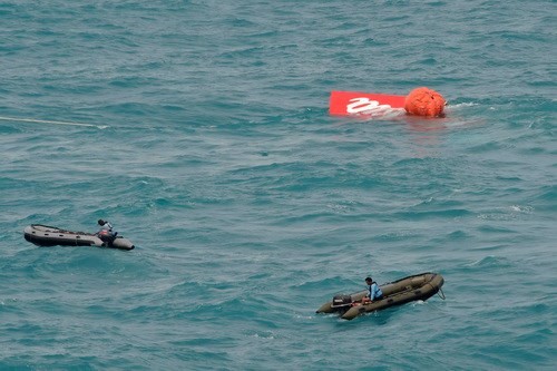 AirAsia : une partie de la queue de l’avion remontée - ảnh 1