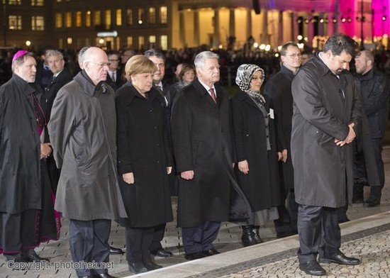 Allemagne : Merkel et Gauck manifestent contre 