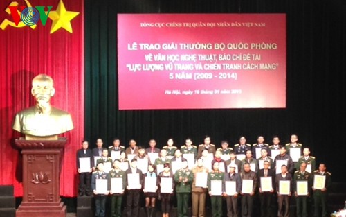 Remise des prix du concours d’écriture sur les forces armées et la guerre révolutionnaire - ảnh 1