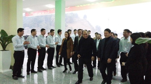 Nguyen Xuan Phuc inspecte le projet de gare routière de Lao Cai - ảnh 1