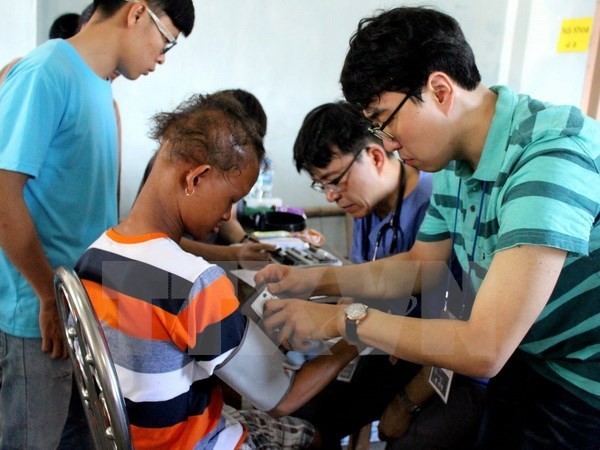 L’hôpital sud-coréen Asan Seoun soigne des patients pauvres de Hung Yen - ảnh 1