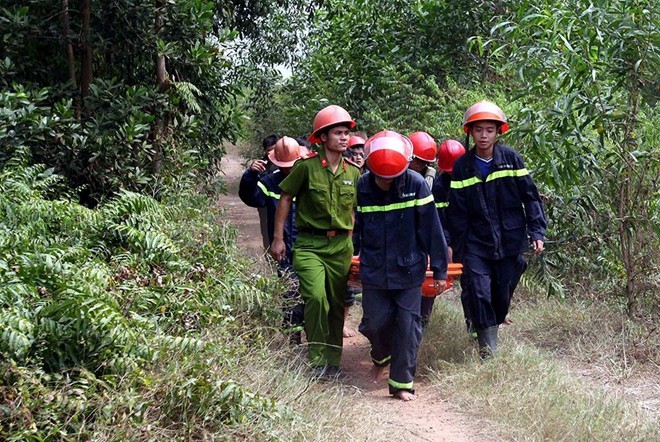 Un hélicoptère s’écrase à Ho Chi Minh-ville : une enquête est ouverte - ảnh 1