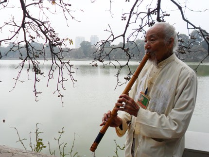 Le vieux flûtiste du lac de l’Epée restituée - ảnh 2