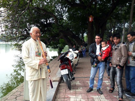 Le vieux flûtiste du lac de l’Epée restituée - ảnh 1