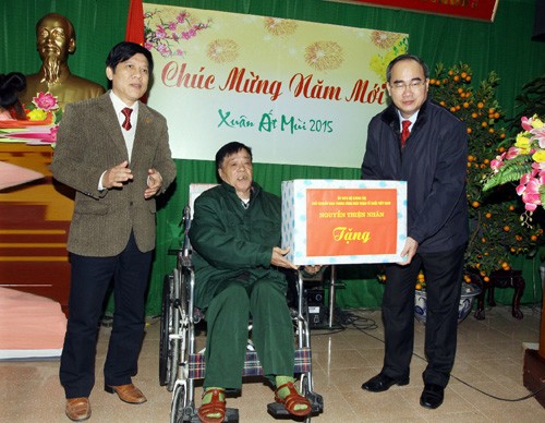 Nguyên Thiên Nhân distribue des cadeaux aux invalides de guerre de Bac Ninh - ảnh 1