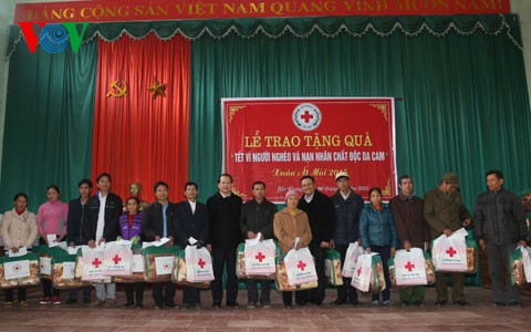 Distribution de cadeaux aux habitants démunis - ảnh 1