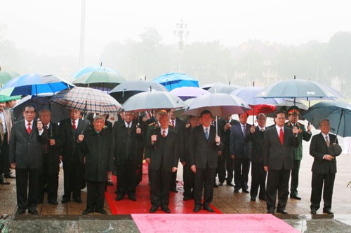 Les dirigeants vietnamiens rendent hommage au président Hô Chi Minh  - ảnh 1