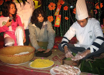 Les touristes étrangers confectionnent des gâteaux du Tet pour les pauvres - ảnh 1