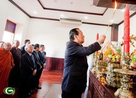 Hommages aux présidents Ho Chi Minh et Ton Duc Thang - ảnh 1