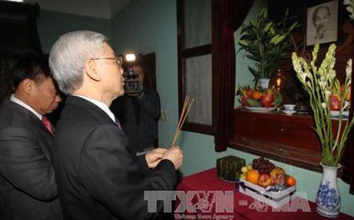 Le SG du PCV rend hommage au président Ho Chi Minh  - ảnh 1