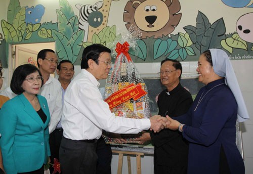 Le président Truong Tân Sang rend visite aux artistes de Ho Chi Minh-ville - ảnh 1