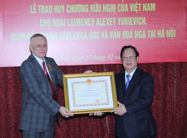 Remise de la médaille d’amitié au directeur du centre scientifique et culturel russe - ảnh 1