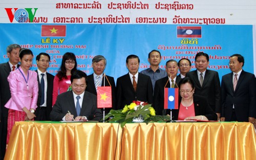 Signature de l’accord commercial Vietnam-Laos - ảnh 1