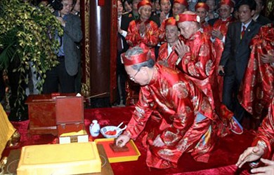 Cérémonie traditionnelle d’ouverture des bureaux au temple des Tran 2015  - ảnh 1