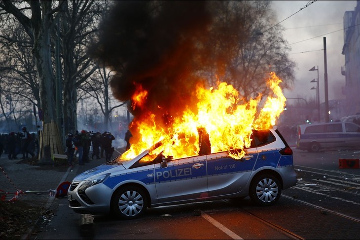 Nouveau siège de la BCE : 17 000 manifestants contre l'austérité à Francfort - ảnh 1