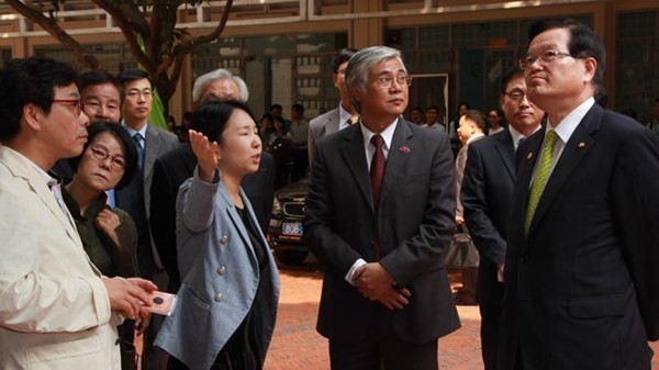 Le président de l’Assemblée nationale sud-coréenne rencontre des étudiants d’Ho Chi Minh-ville - ảnh 1