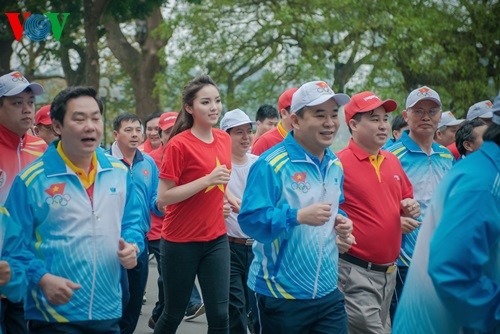 3 mille personnes participent à la course olympique pour la santé de 2015  - ảnh 1